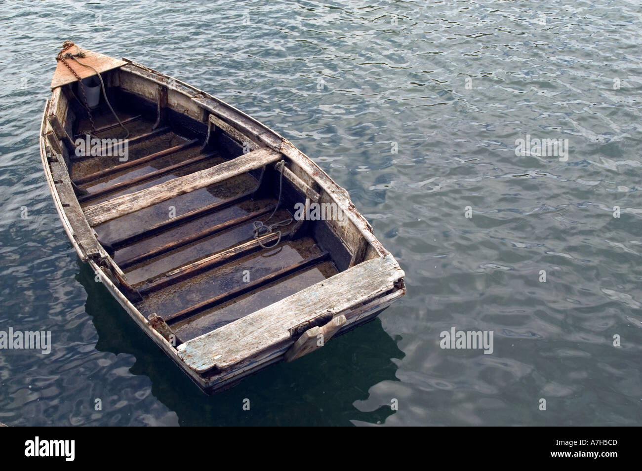 Old boat sinking -Fotos und -Bildmaterial in hoher Auflösung – Alamy