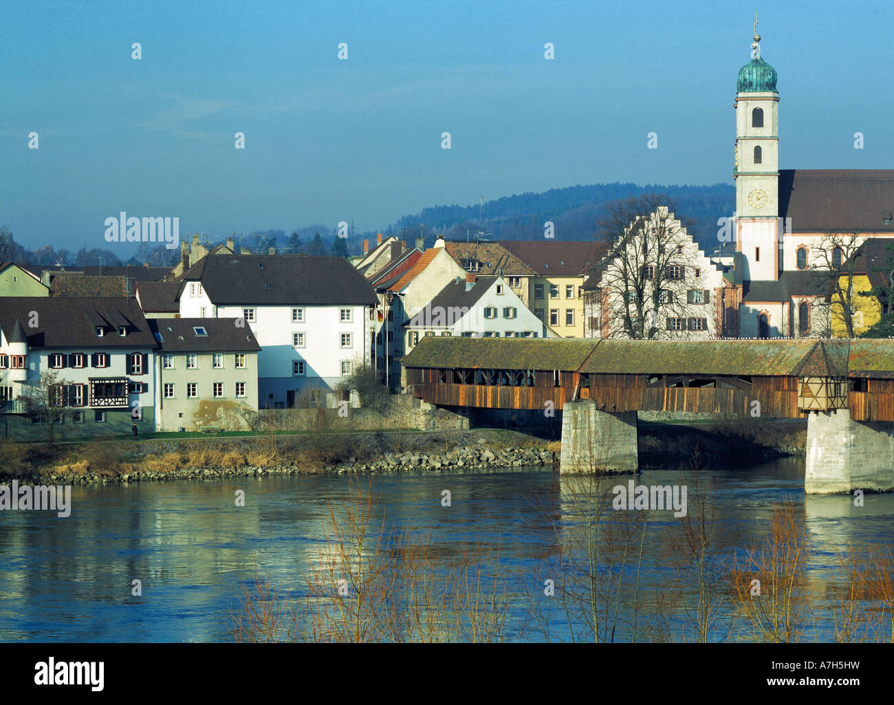 Stadtpanorama von Bad Säckingen bin Hochrhein Mit Holzbruecke Und Fridolinsmuenster Stockfoto