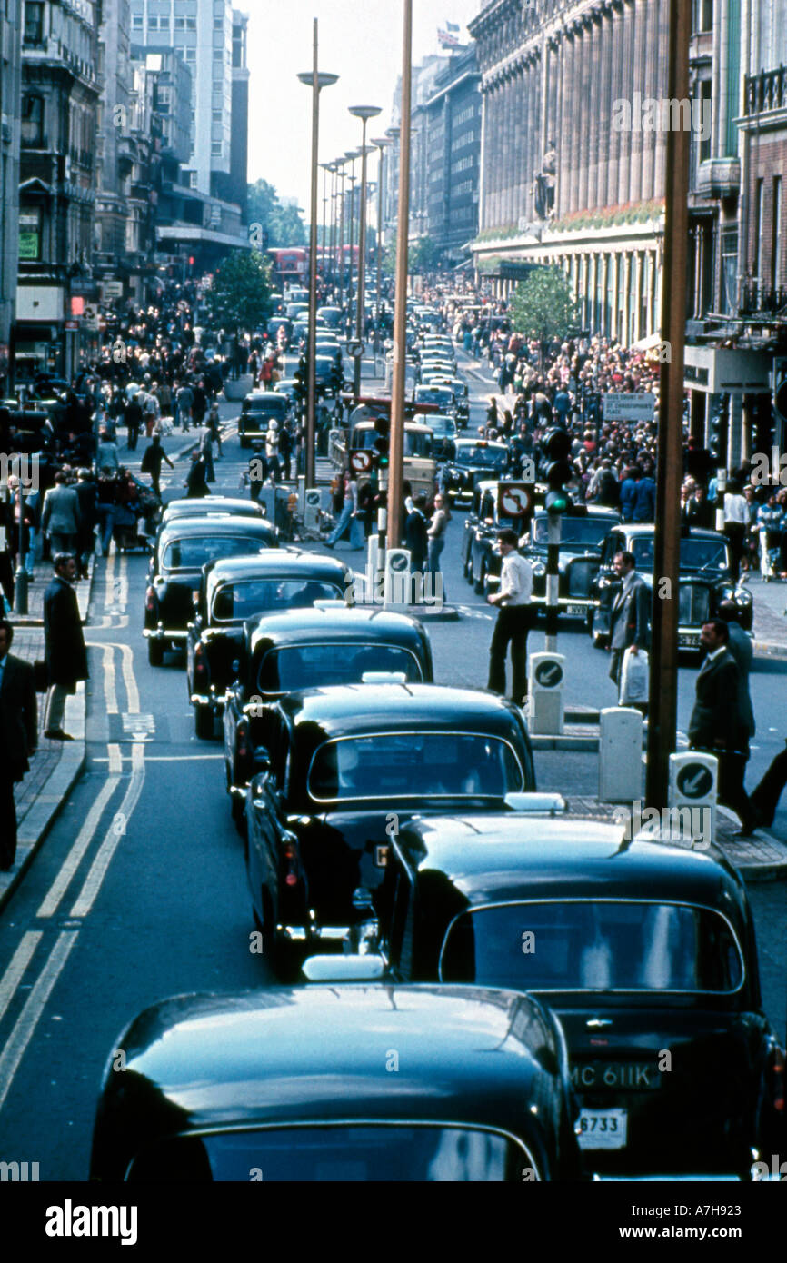Schwarzen Londoner Taxis bilden eine solide Taxi Warteschlange inmitten einer langen Staus in der Oxford Street in den siebziger Jahren London England UK 1972 KATHY DEWITT Stockfoto