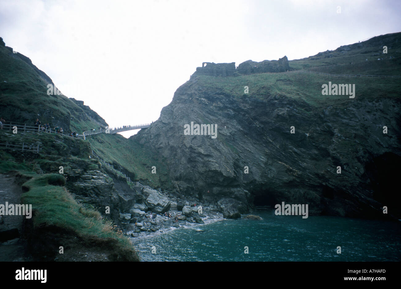 Tintagel Schloss hoch oben auf der kornischen Klippen, die Heimat von König Arthur und th Ritter der Tafelrunde Stockfoto