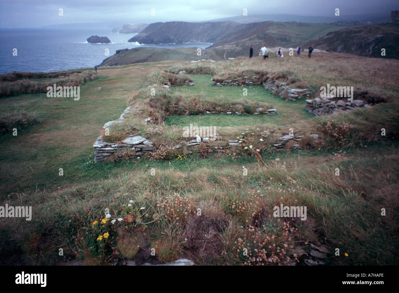 Tintagel Schloss hoch oben auf der kornischen Klippen, die Heimat von König Arthur und th Ritter der Tafelrunde Stockfoto