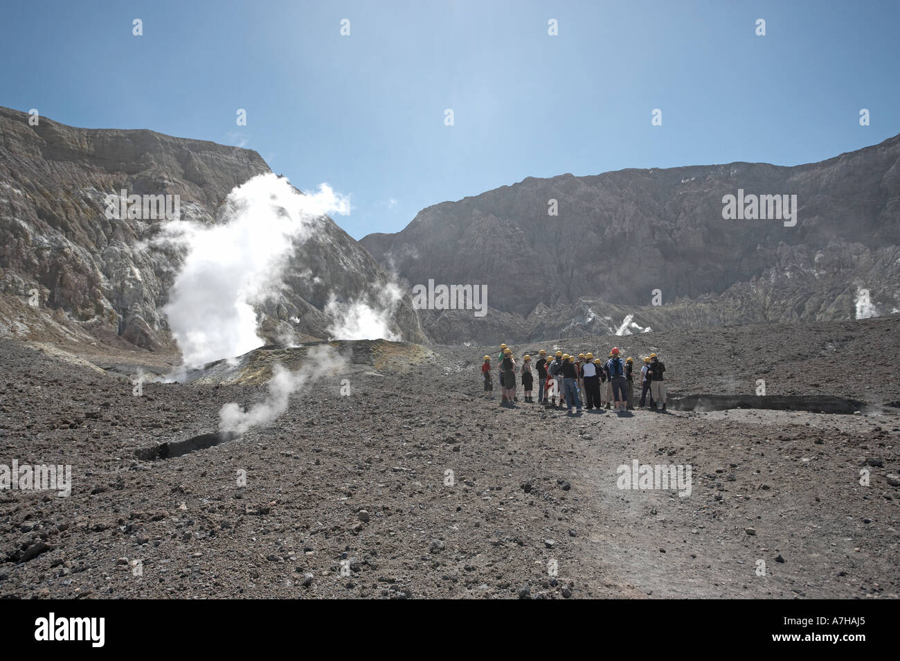Die Touristen sind in den Vulkan ist aktiv und sie erhalten eine Beschreibung der letzten Aktivität des Vulkans tour Stockfoto