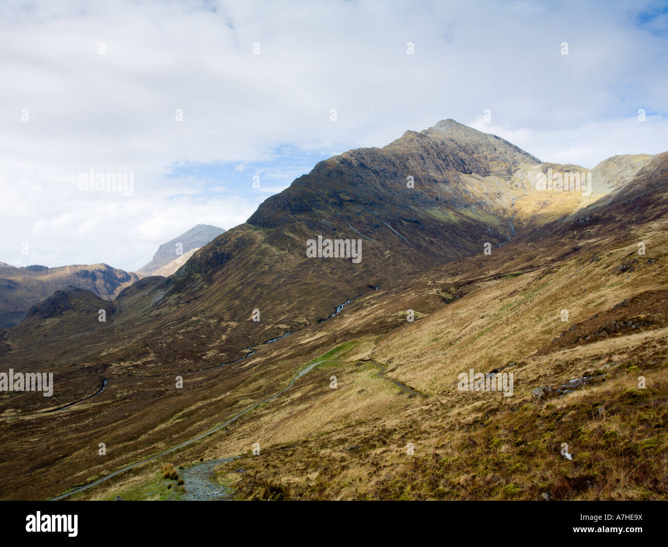 Blick auf den südlichen Grat des Blaven oder Bla Bheinn Strathaird Skye Schottland Stockfoto Blick auf den südlichen Grat des Blaven oder Bla Bheinn Strathaird Skye Schottland Stockfoto