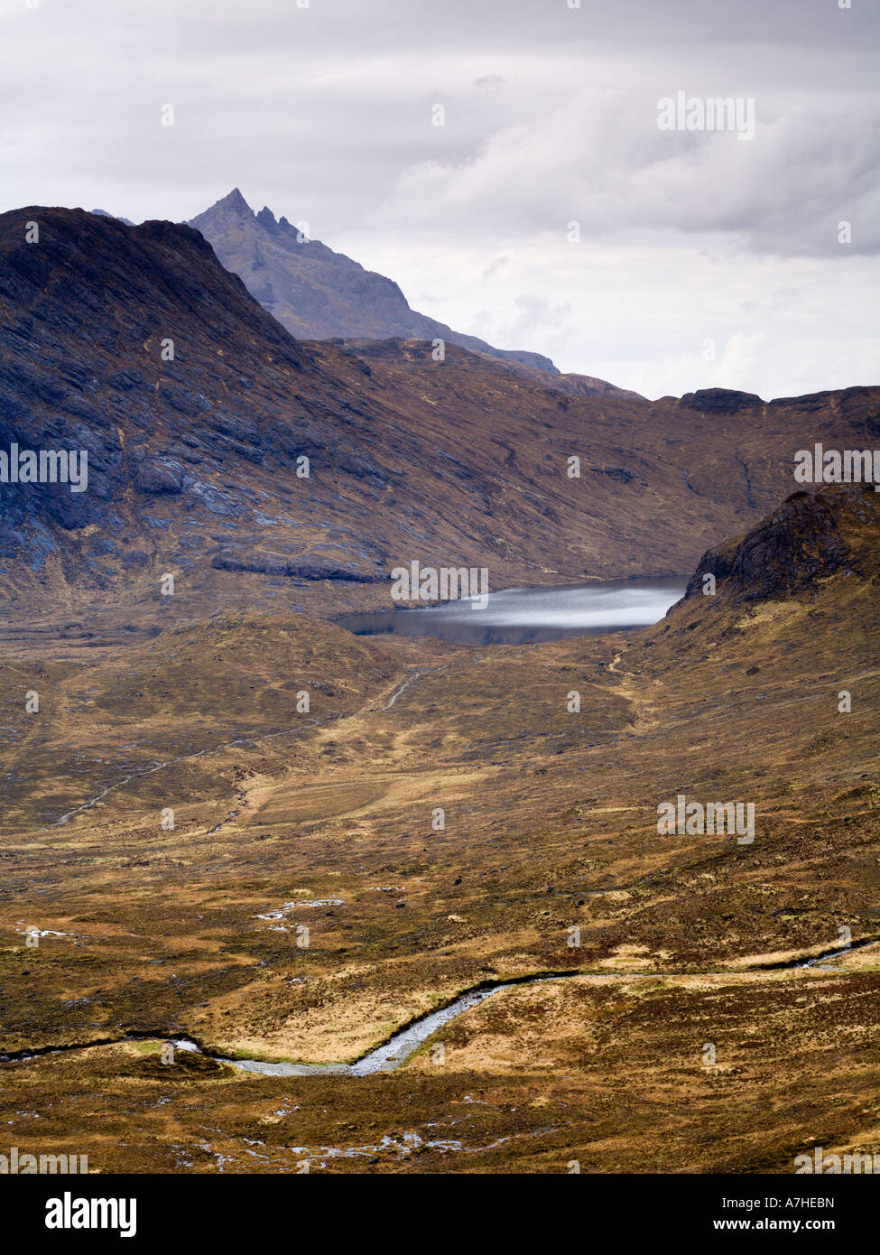 Blick auf den entfernten Loch Na Creitheach Strathaird Skye Schottland Stockfoto Blick auf den entfernten Loch Na Creitheach Strathaird Skye Schottland Stockfoto