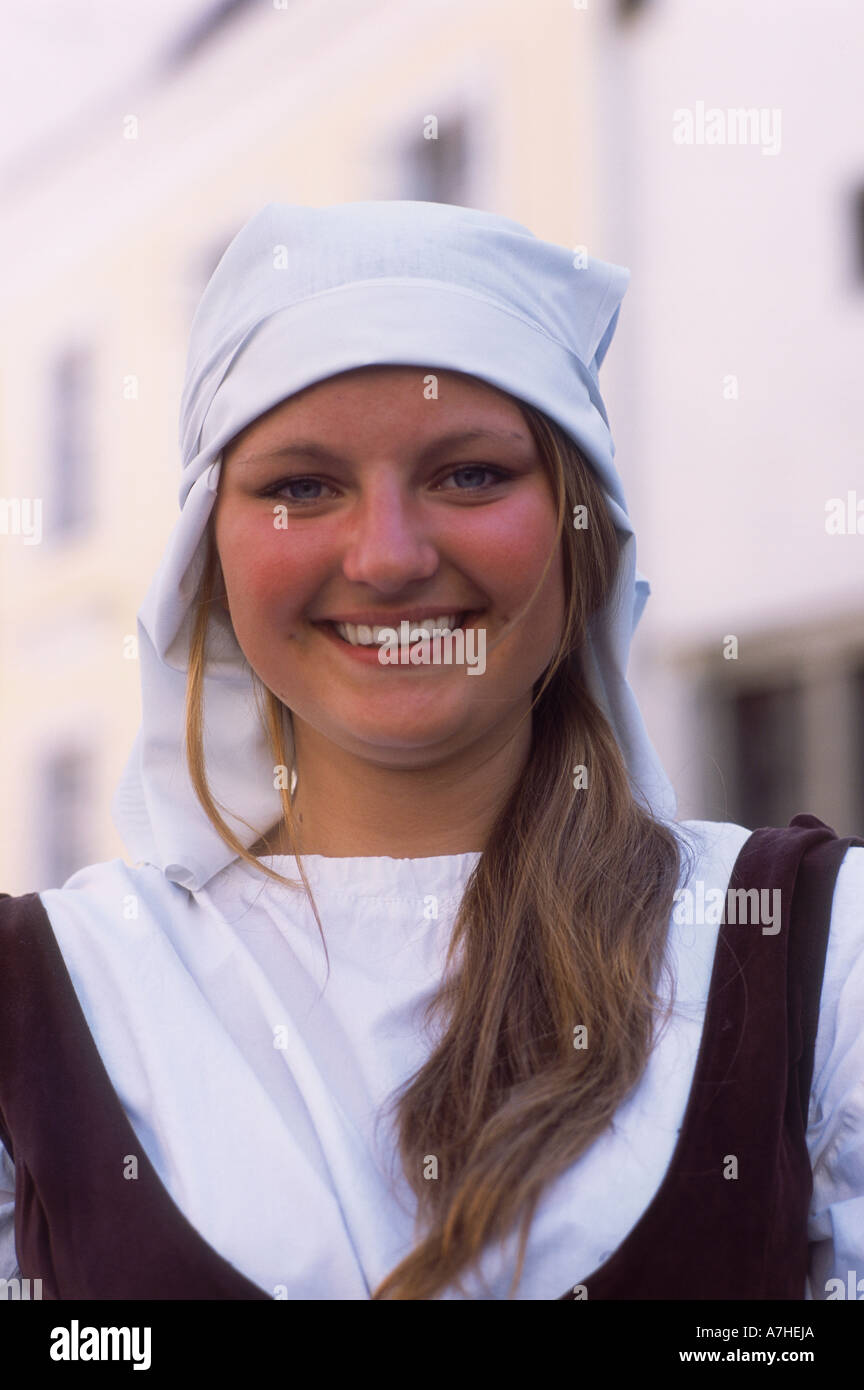 Estnische Mädchen In traditioneller Tracht Stockfoto