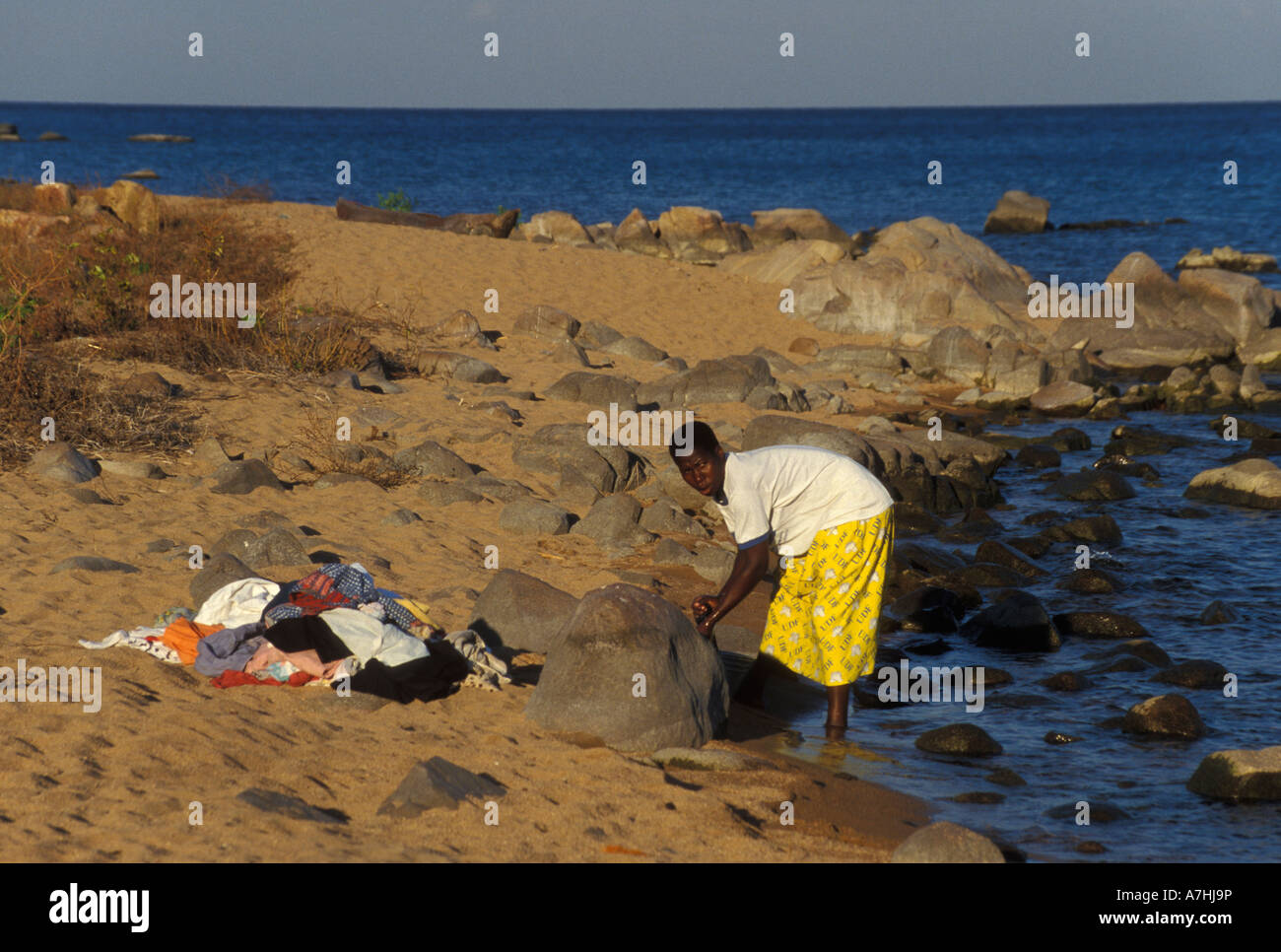 Frau Wäsche waschen im See, Likoma Island, Lake Malawi, Malawi Stockfoto