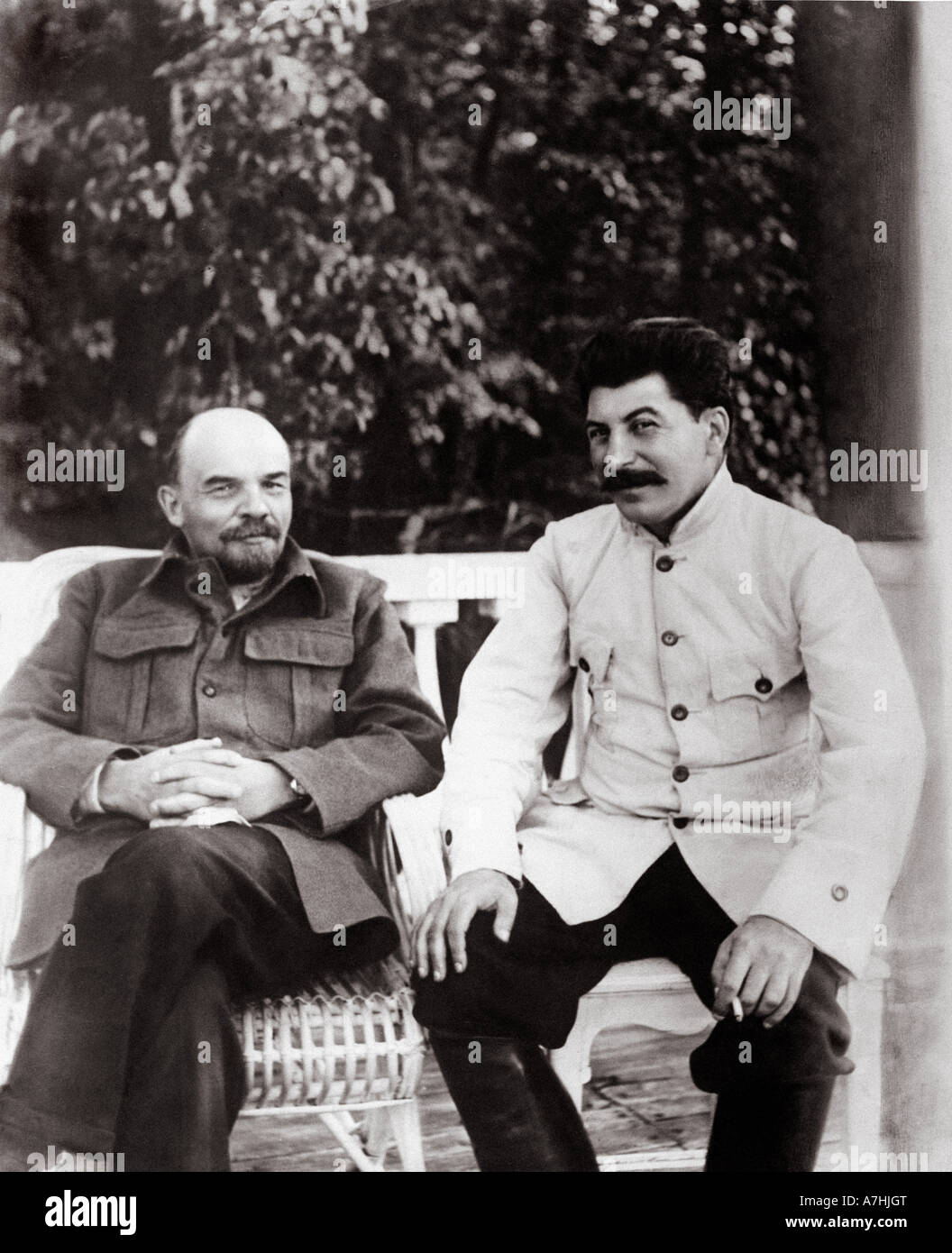 VLADIMIR LENIN (links) mit Joseph Stalin auf dem Gelände des Kremls im Jahre 1922 Stockfoto