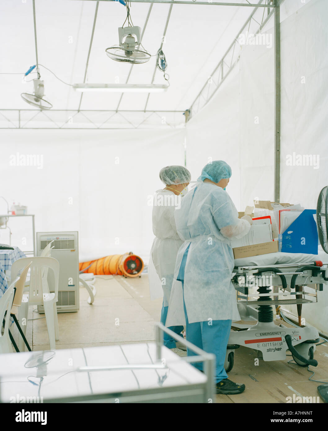 Ärzte arbeiten in einer temporären Outdoor-Klinik während der epidemischen Ausbruch von SARS einrichten Stockfoto