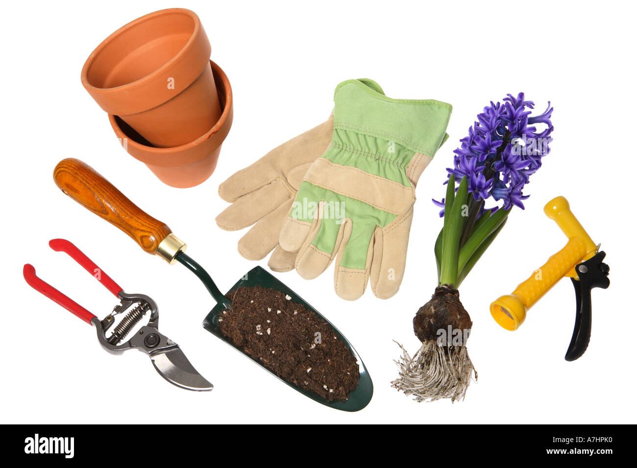 Gartenarbeit-Objekte: Baumscheren, Schaufel mit Blumenerde, Terrakotta Töpfe, Gartenhandschuhe, Hyazinthe Zwiebeln und Sprühdüse Stockfoto