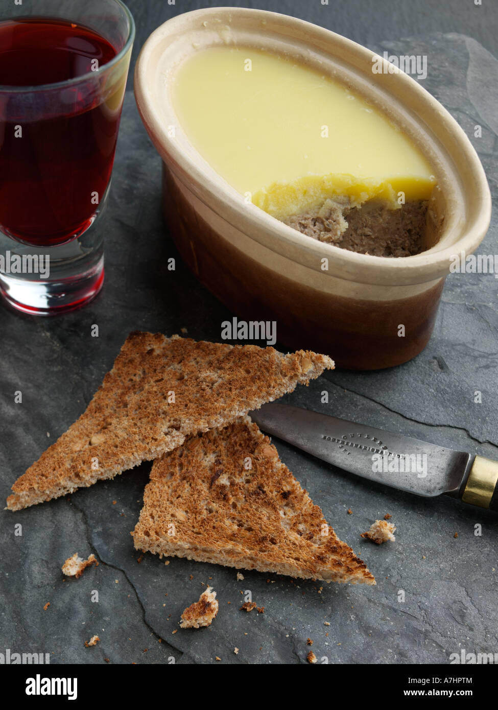 Ein Gericht aus Huhn Leber Pastete mit Toast und Wein redaktionelle Essen Stockfoto