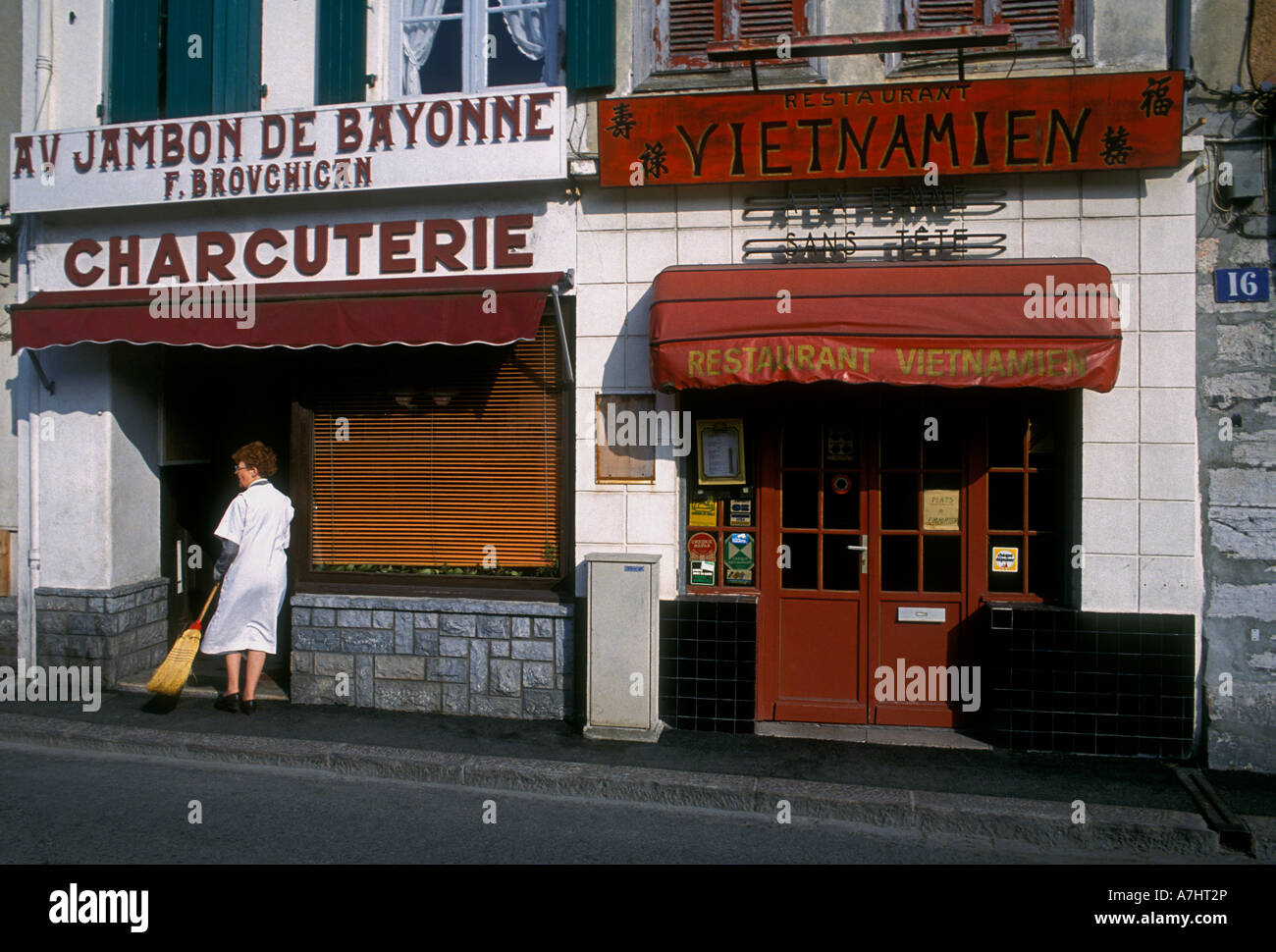 Französische baskische Frau fegen, Jambon de Bayonne, Charcuterie, vietnamesisches Restaurant, vietnamesische Speisen und Getränke, Französisches Baskenland, Bayonne, Frankreich Stockfoto