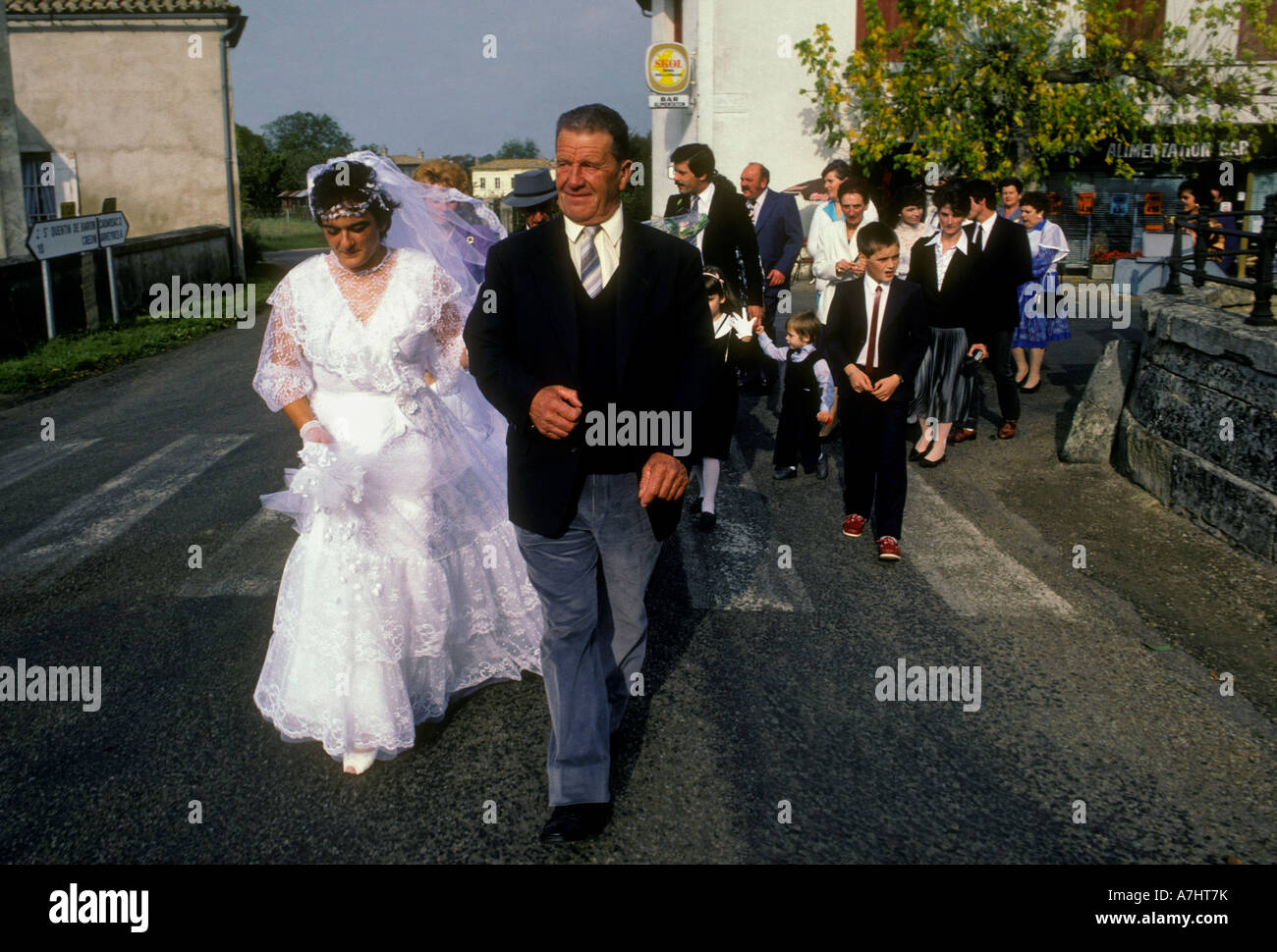 Franzosen, Vater und Tochter, die Braut mit Vater, Hochzeit, Umzug, Dorf Nerigean, Aquitaine, Frankreich Stockfoto