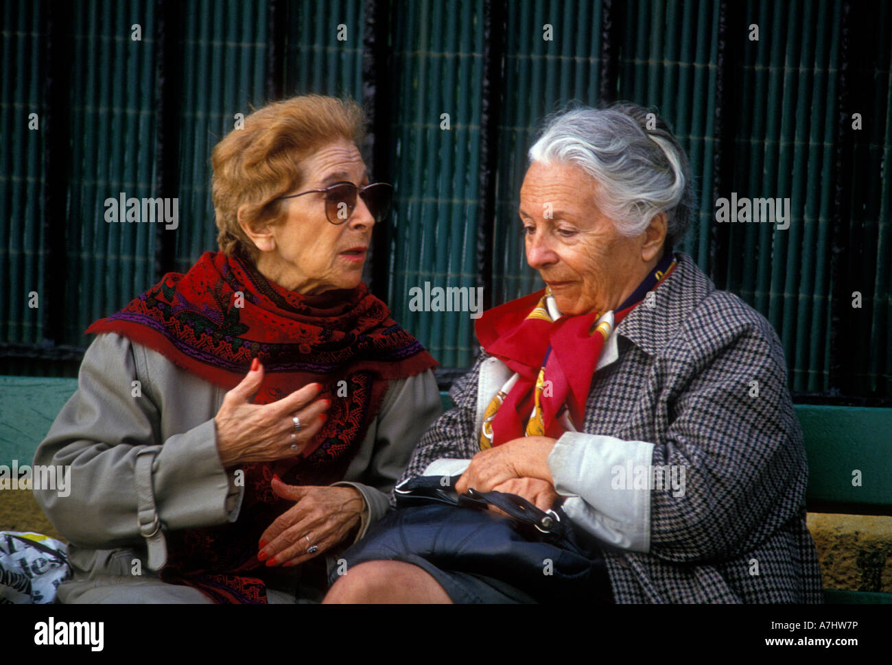 2, 2, französische Frauen, erwachsene, reife, ältere Menschen, Senioren,  Frauen sitzen auf einer Parkbank, Freunde, Reden, Französisches Baskenland,  Biarritz, Frankreich Stockfotografie - Alamy