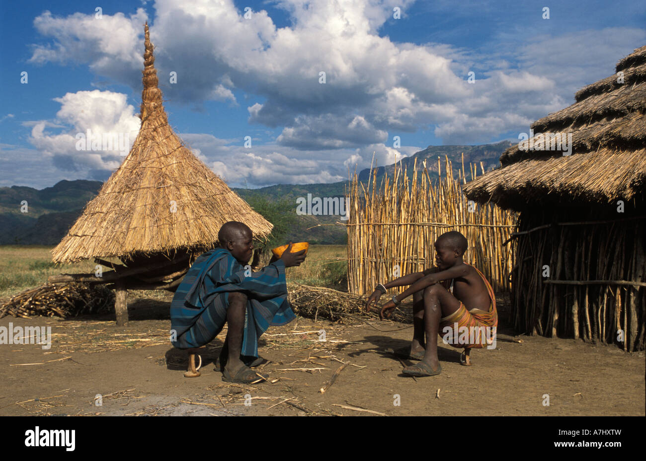 Karimojong jungen trinken Milch aus einer Kalebasse in einem Dorf am Fuße des Mount Kadam 3068m Uganda Stockfoto