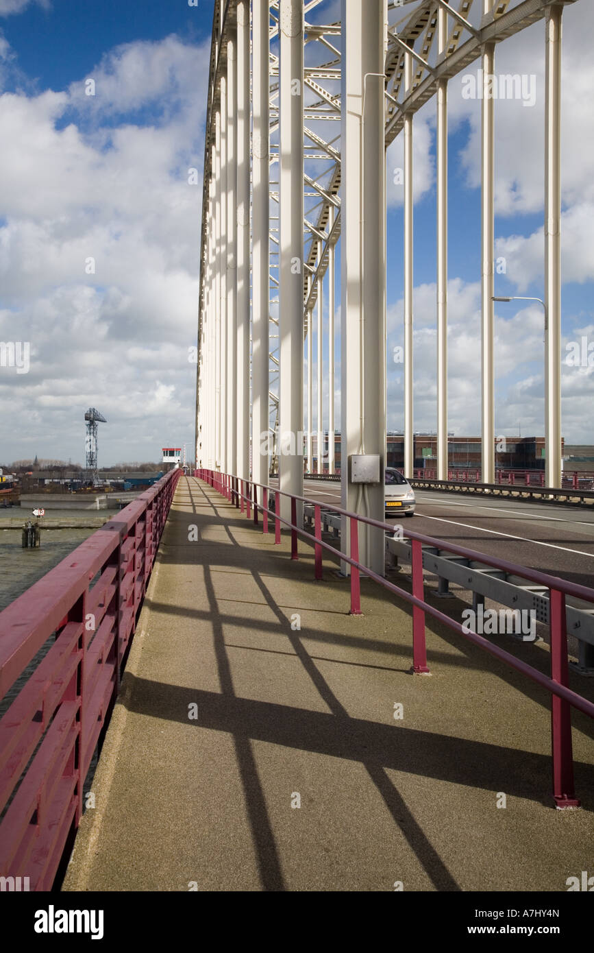 Fuß- und Pfad der Brücke über den Fluss Noord, Alblasserdam, Holland Stockfoto