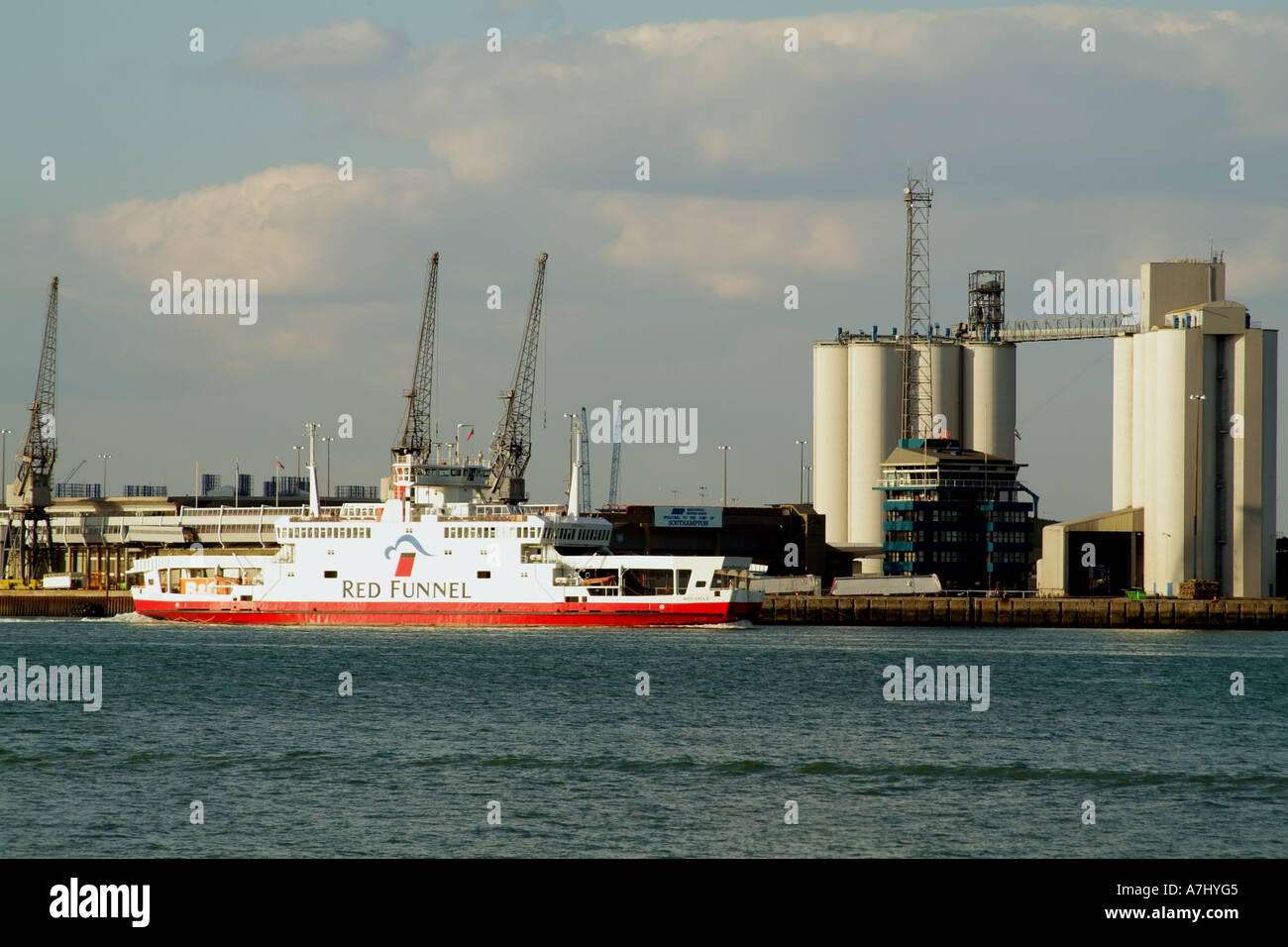 Roter Adlerorden RoRo Fähre in den Hafen von Southampton England Grossbritannien Südengland Stockfoto