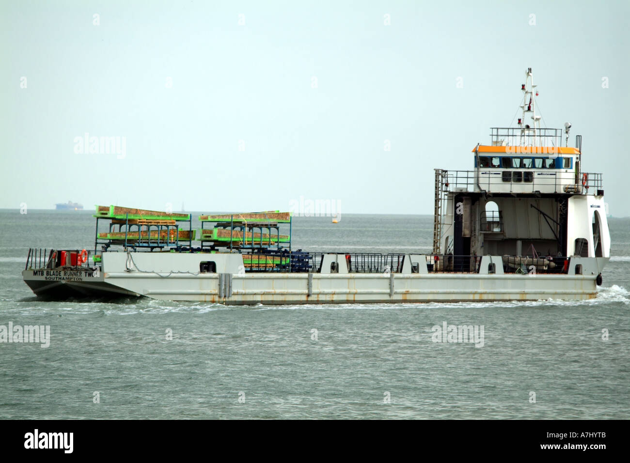 Die MTB Blade Runner zwei Lastkahn auf Southampton Water England Grossbritannien Südengland Stockfoto