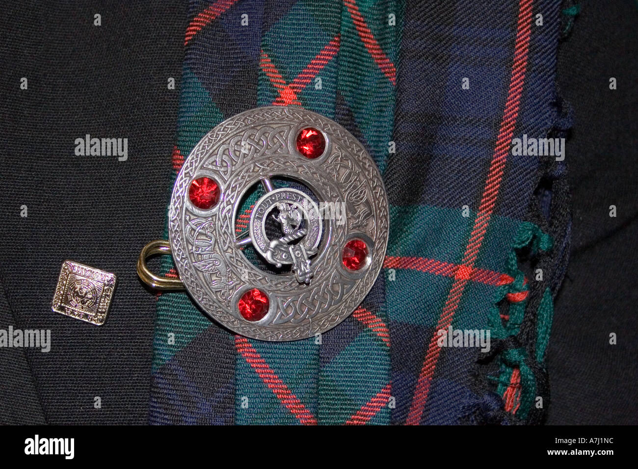 Runde jewelled Schottischen keltische Brosche Sicherung plaid Scottish tartan Schal auf Bräutigam Hochzeit Outfit, Schottland, Großbritannien Stockfoto