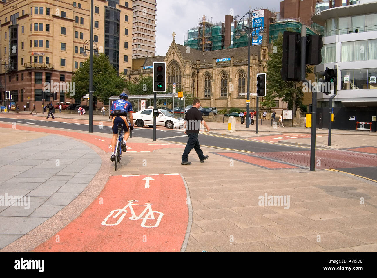 dh City Centre LEEDS WEST YORKSHIRE City Square Radfahrer Fußgänger Radwege uk Lane Fahrrad Pendler Radfahrer Stockfoto