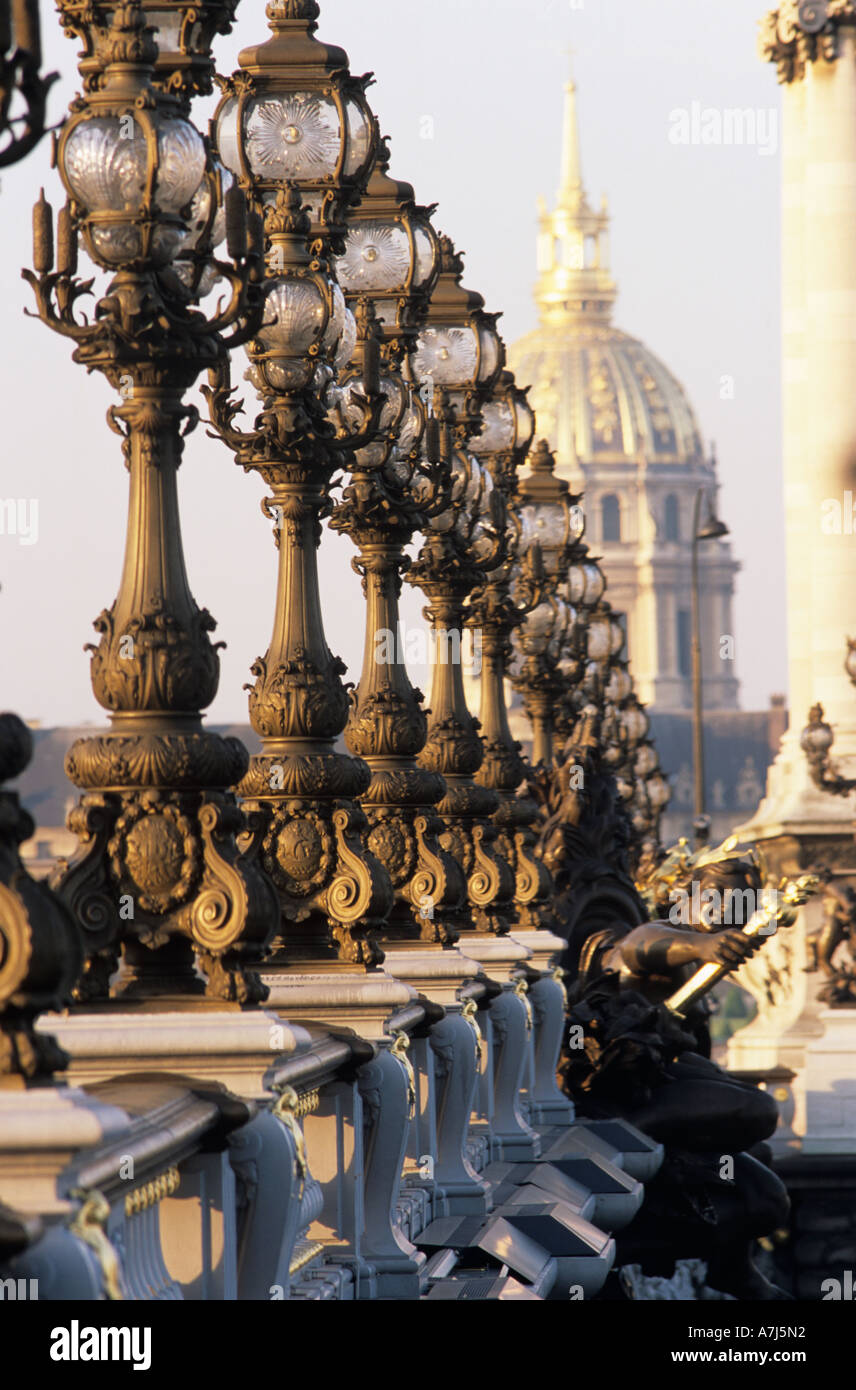 Straßenlaternen auf der Brücke Alexandre III mit der Kuppel des Hôtel des Invalides im Hintergrund Stockfoto