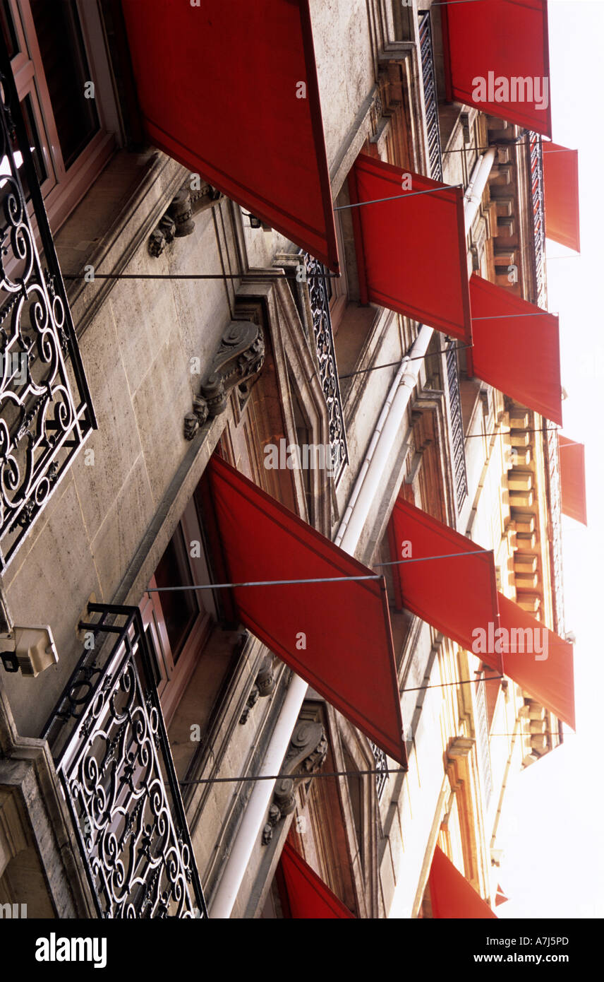 Windows mit roten Markisen im Hotel Balzac, Paris Stockfoto