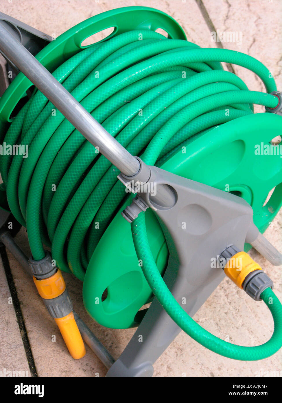 Schlauch Haspel In Garten Verlegung Ruhenden Mit Dem Gartenschlauch Verbot In Kraft In Vielen Bereichen Des Landes Stockfotografie Alamy