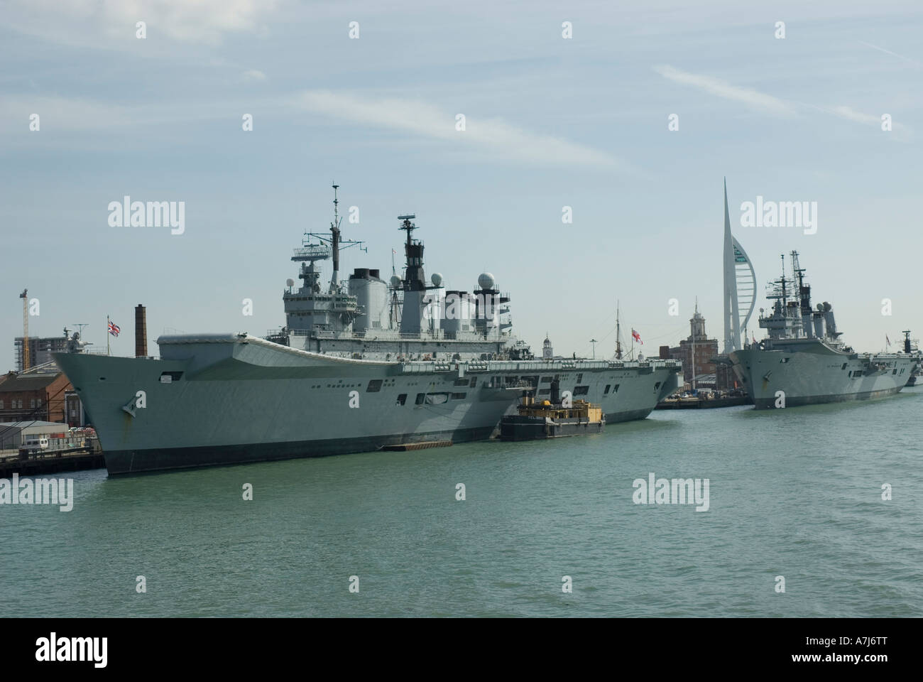 HMS Illustrious mit HMS Ark Royal im Hintergrund, Portsmouth Harbour Stockfoto
