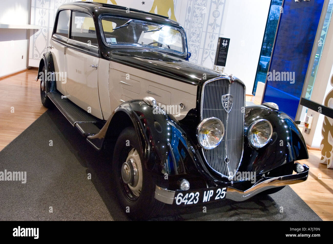 Peugeot 601 Berline Teilintegrierte 1934 Auto bei Peugeot Avenue Extravaganza Shop Unter Den Linden Berlin Deutschland Stockfoto