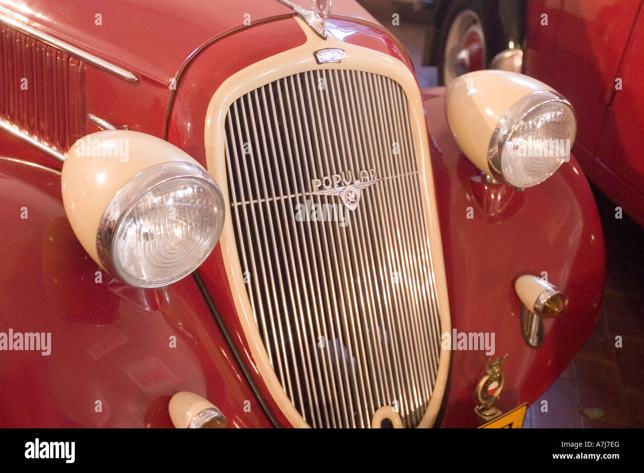 Nahaufnahme eines roten Erbes Skoda populärer Kühlergrill und Scheinwerfer im Warschauer Technikmuseum, Polen. Stockfoto