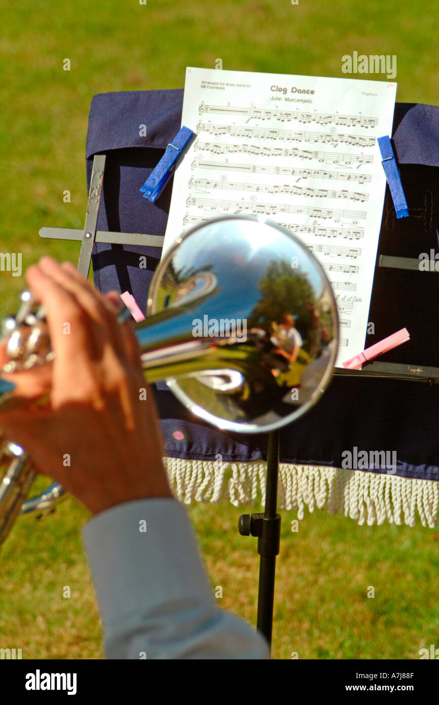 Ein Flügelhorn Spieler der Highworth Siver Band an Longworth Oxfordshire Dorffest September 2004 Stockfoto