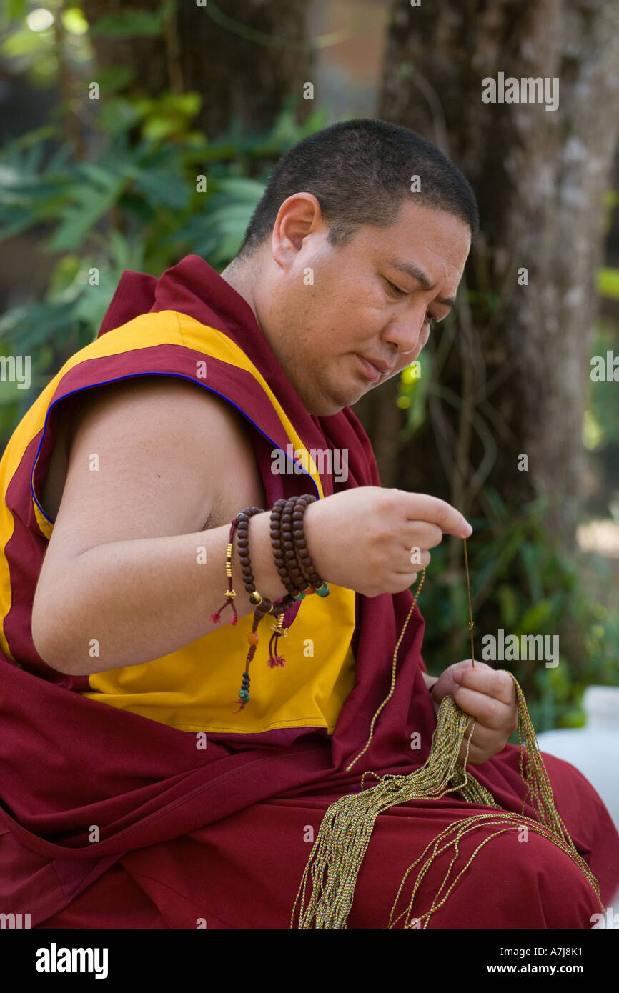 Shechen Rabjam Rinpoche bereitet Segen Saiten zum einjährigen Jubiläum Puja am Golden Buddha Beach THAILAND Stockfoto