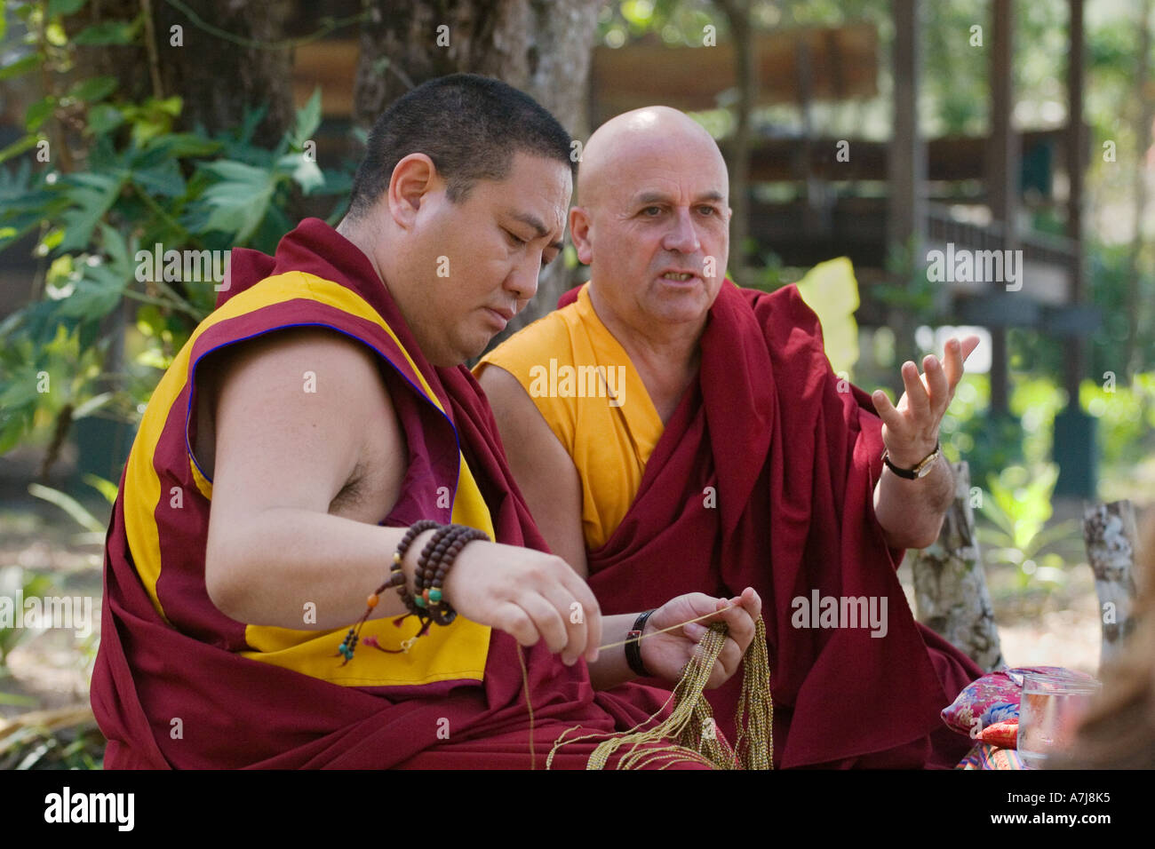 Mathieu Ricard Shechen Rabjam Rinpoche bereitet Segen Strings am einjährigen Jubiläum Puja am Golden Buddha Beach THAILAND Stockfoto