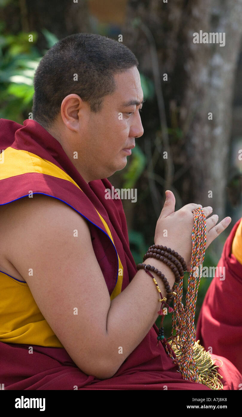 Shechen Rabjam Rinpoche bereitet Segen Saiten zum einjährigen Jubiläum Puja am Golden Buddha Beach THAILAND Stockfoto