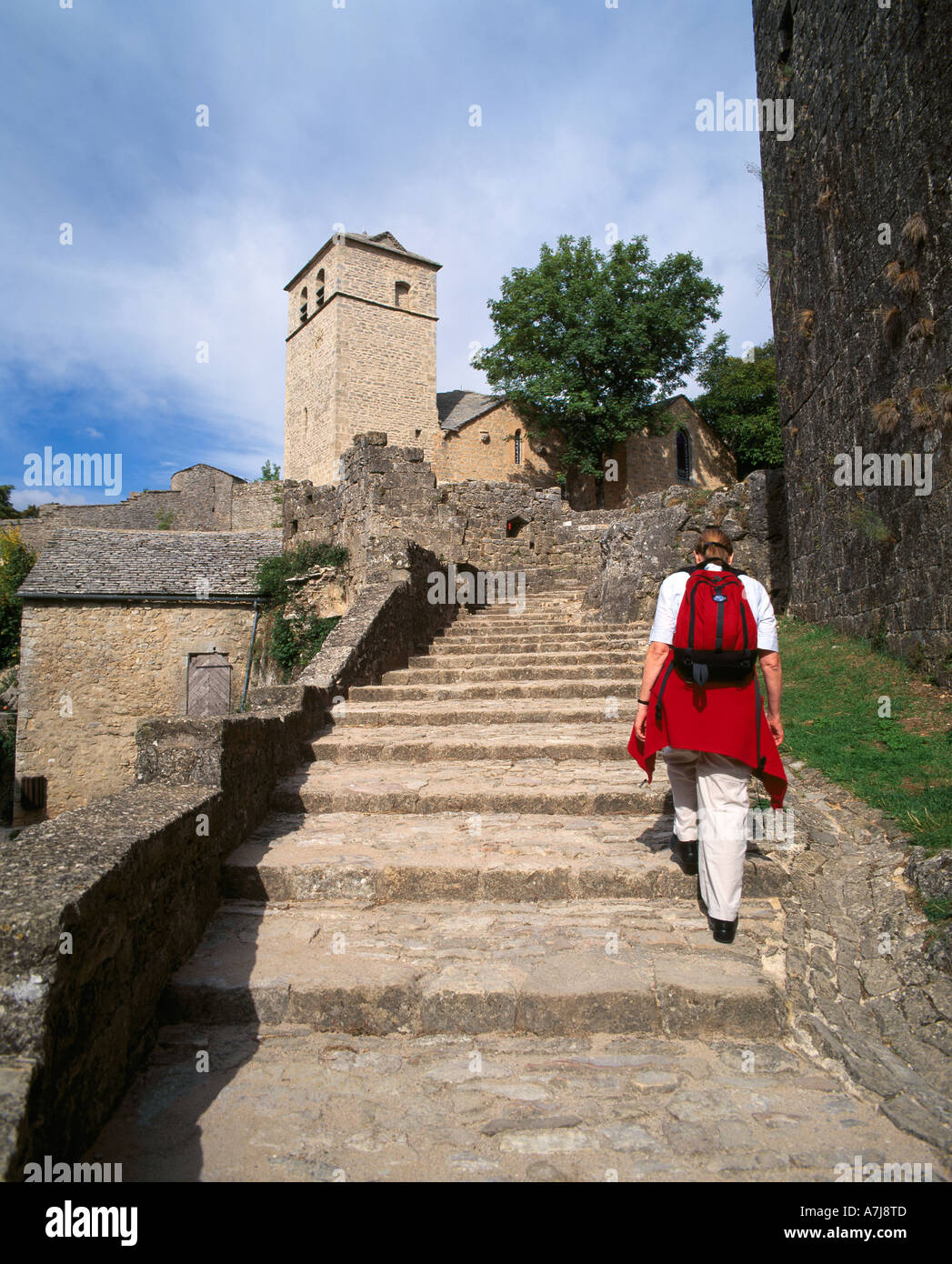 Foto von Treppe und Turm der Kirche in La Couvertoirade in Aveyron Frankreich - eine Stadt, gegründet von der Templer und Johanniter Stockfoto