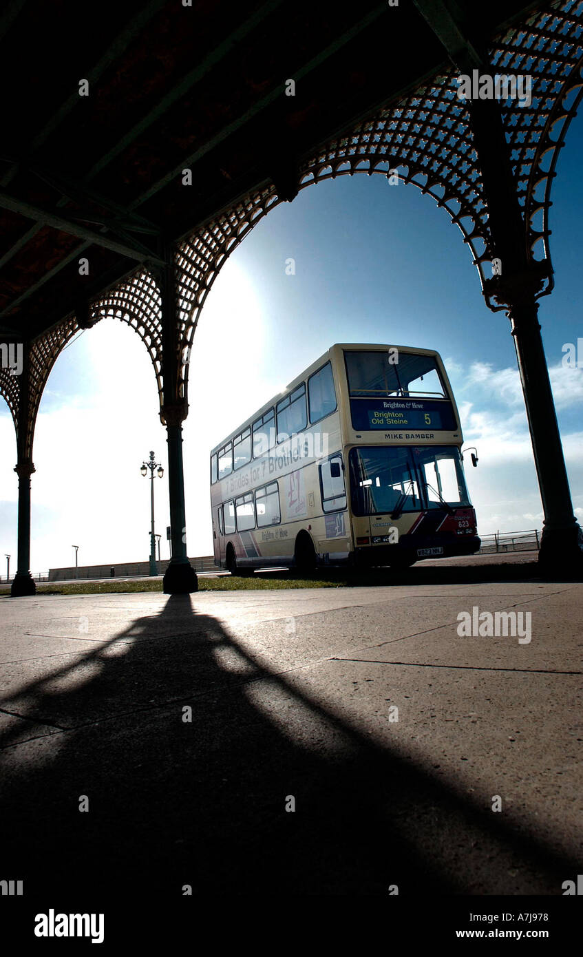 Doppelte Doppeldecker-Bus auf den Abschlussball in Brighton Stockfoto