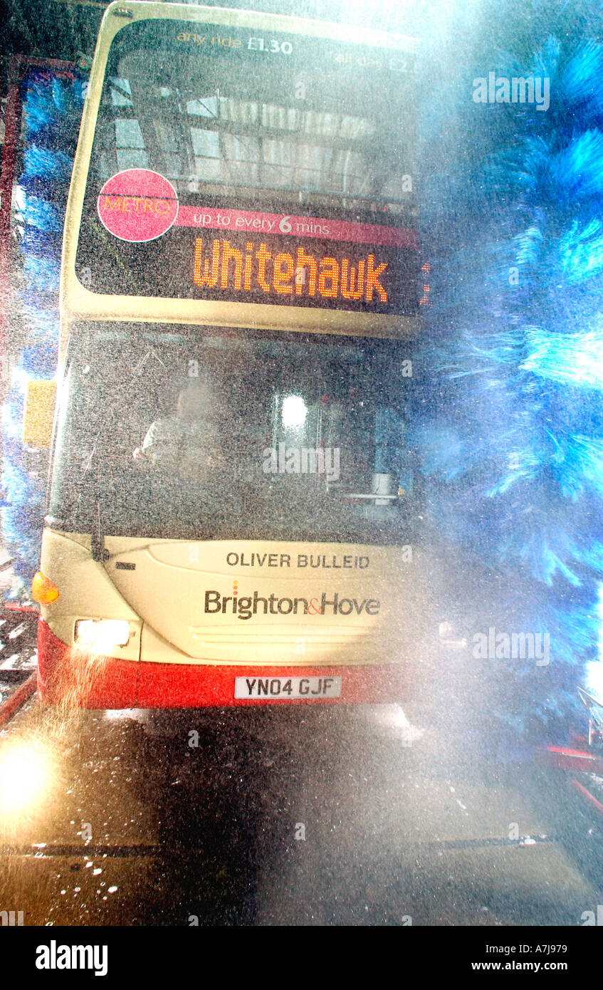 Eine riesige Auto-Waschanlagen schrubbt ein Bus fährt sauber in Brighton Hove Bus und Coach Unternehmen s garage Stockfoto