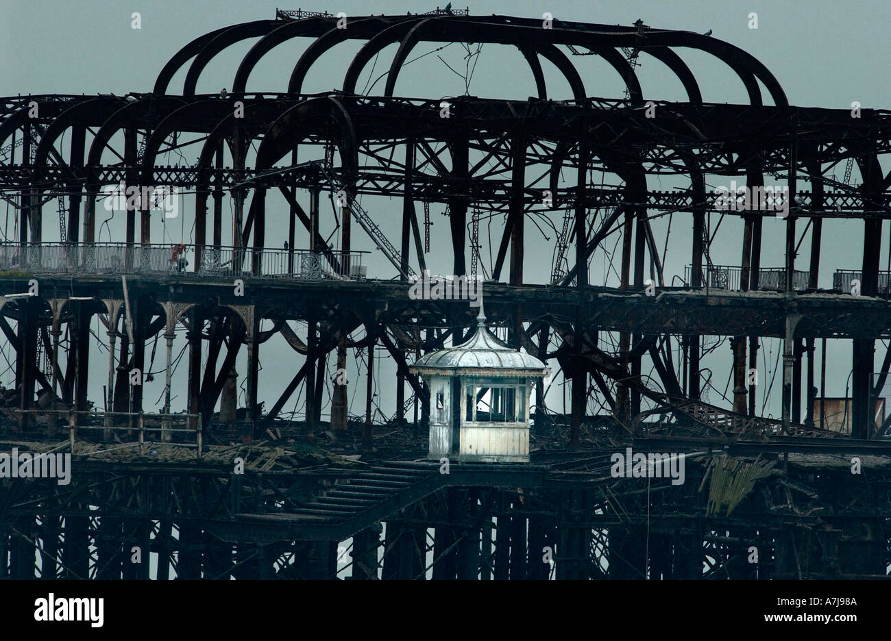 Ein einsamer Kiosk steht auf dem Feuer verwüstet West Pier in Brighton seafront Stockfoto