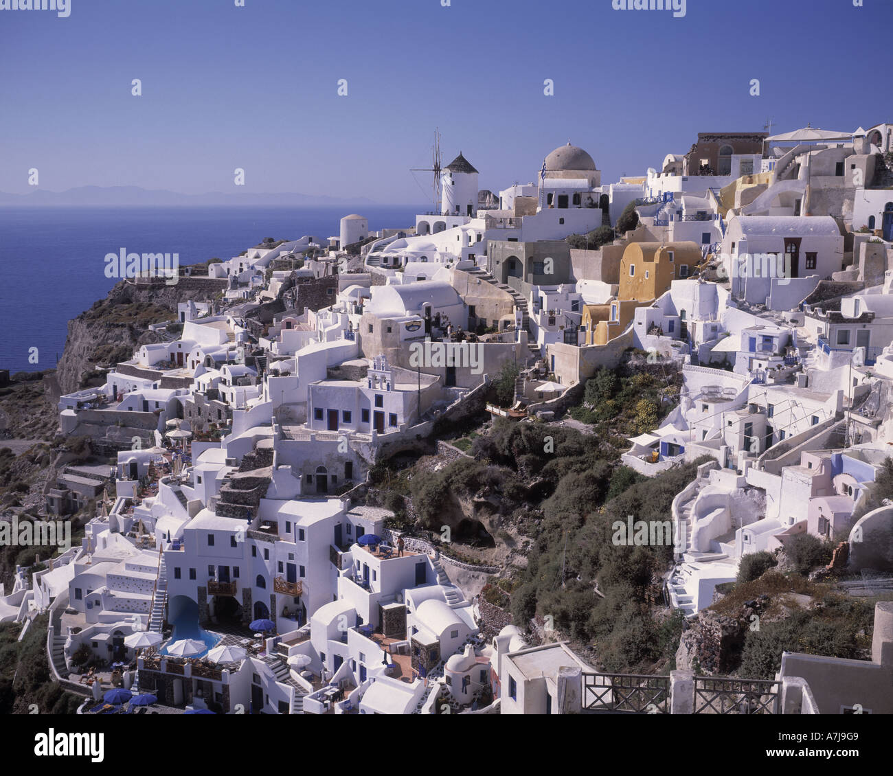 Stadt Oia mit Windmühle Insel Santorini Ägäis Mittelmeer Griechenland Stockfoto