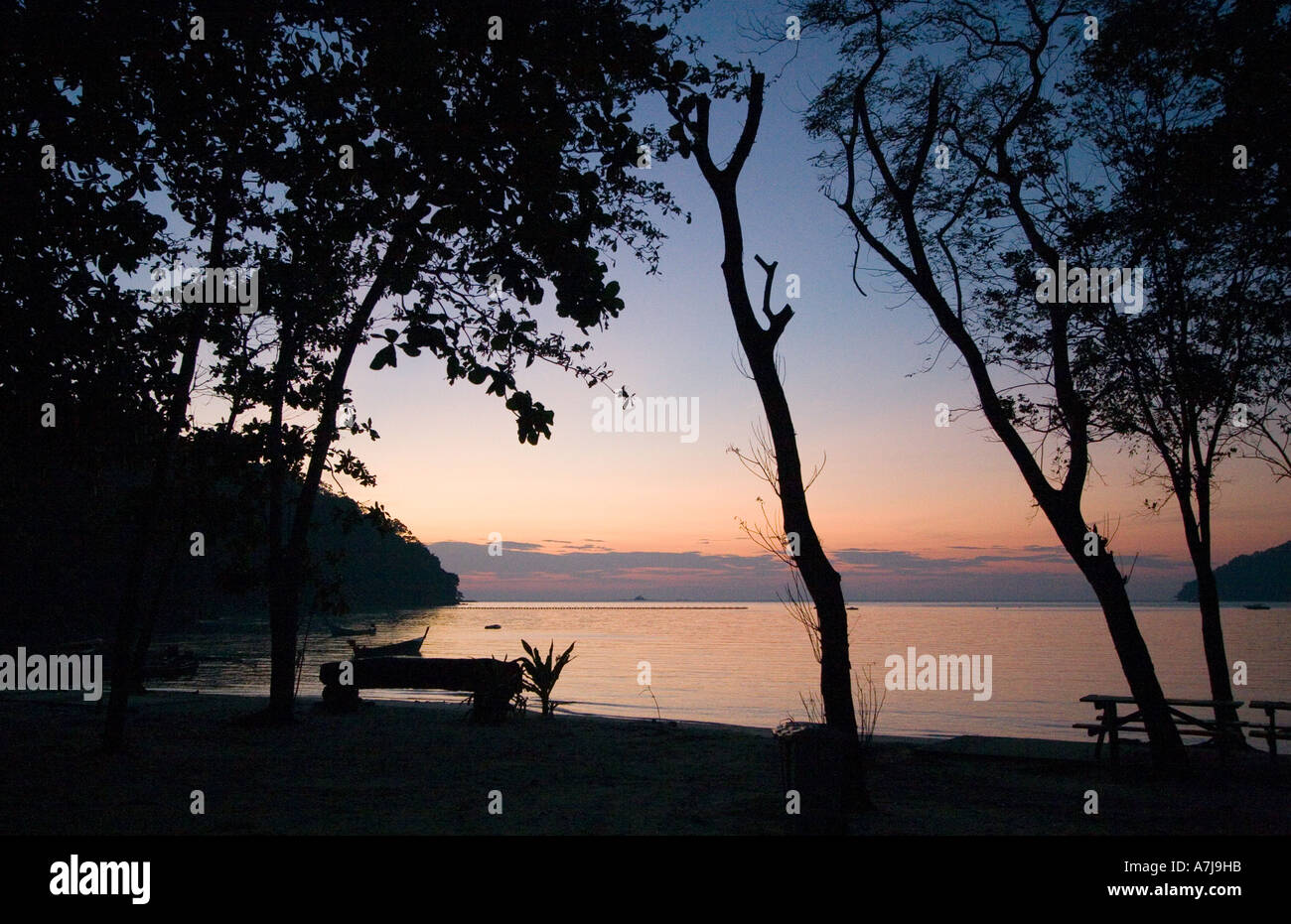 Ein tropischer Sonnenuntergang auf Ko Surin Nuea Insel in Mu Ko Surin National Park NORTH ANDAMAN SEA-THAILAND Stockfoto