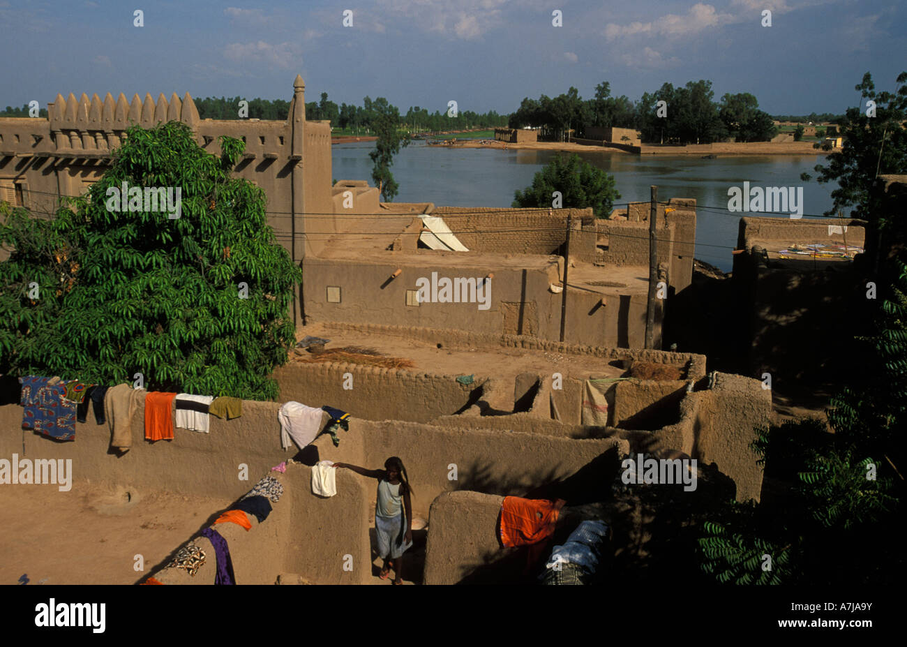 Blick von der Dachterrasse eines der Lehmhäuser in Djenné, Djenné, Mali Stockfoto