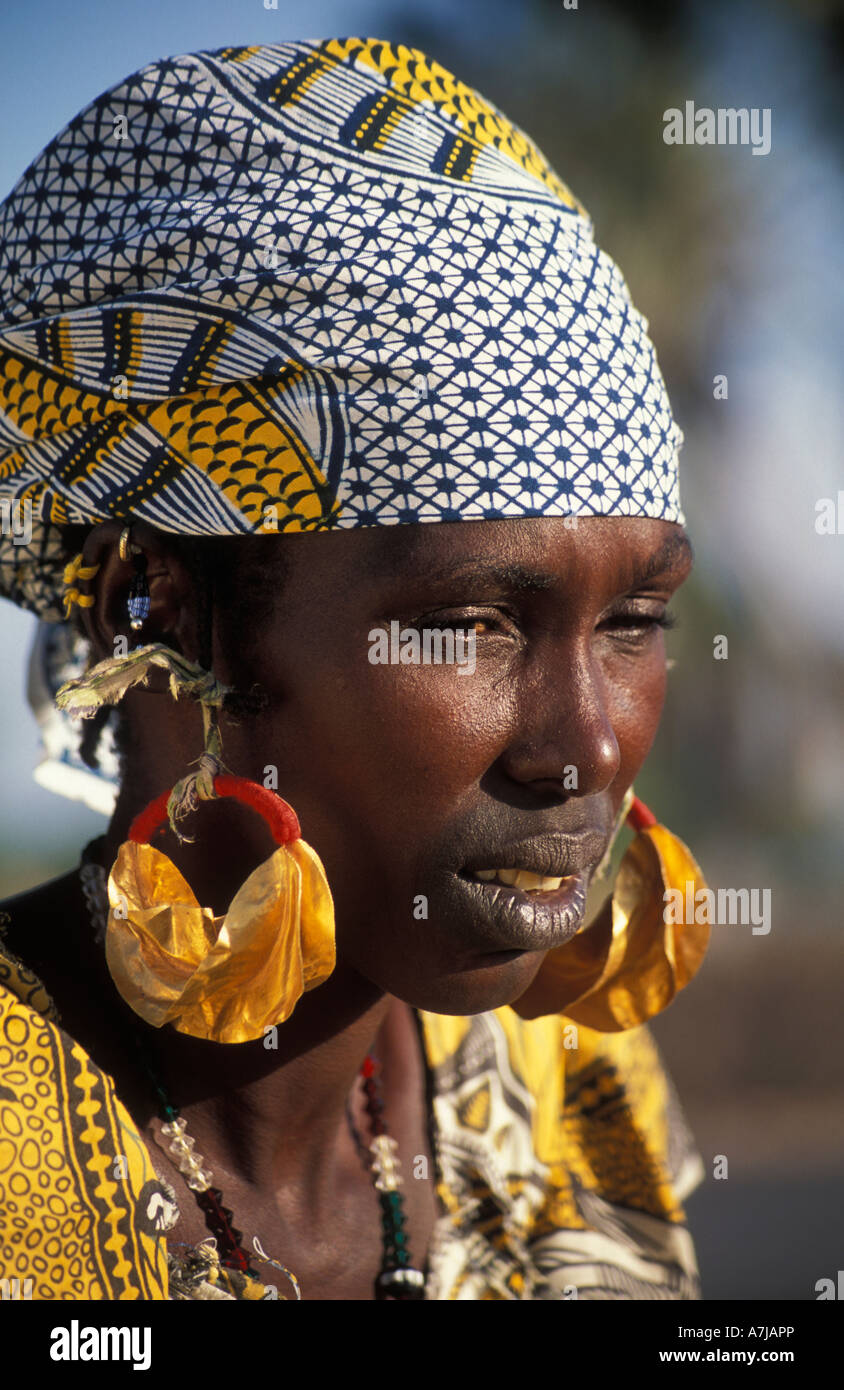 Peul oder Fula Frau mit charakteristischen Mund Tattoo tragen traditionelle  goldene Ohrringe, Djenné, Mali Stockfotografie - Alamy