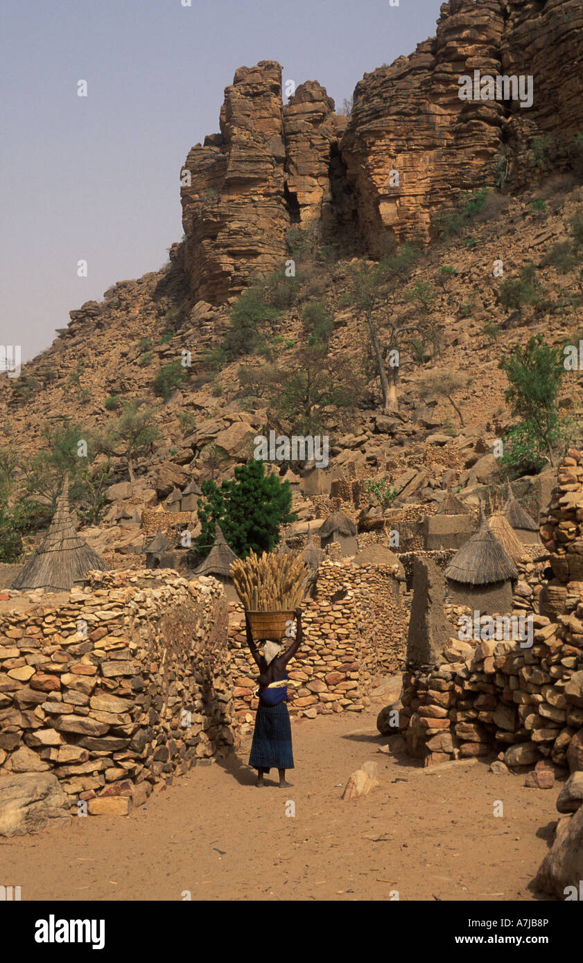 Frau, die Hirse in einem Klippe Dorf, Tireli, Dogon Landes, Mali Stockfoto