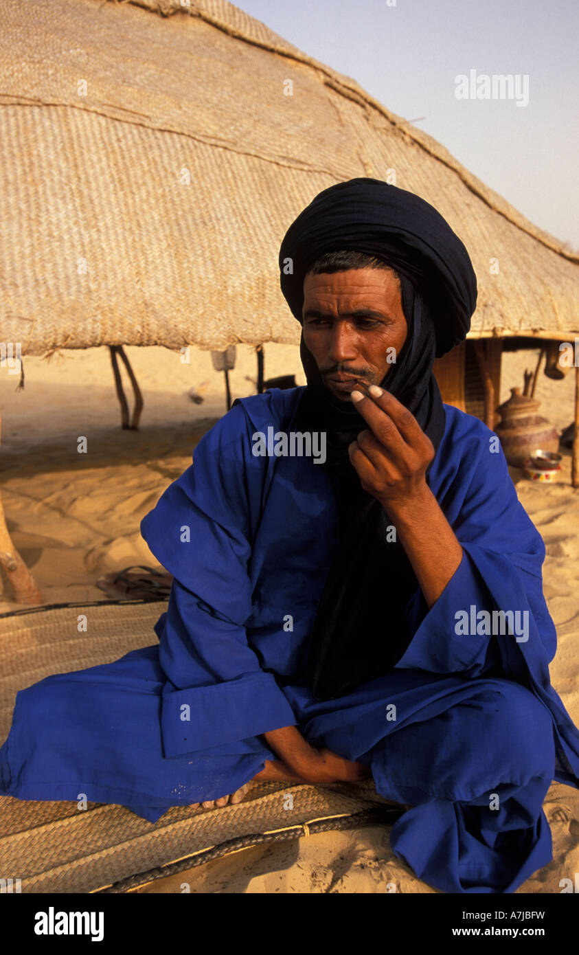 Tuareg, raucht seine Pfeife auf einem Gehöft in der Wüste Sahara, Timbuktu, Mali Stockfoto