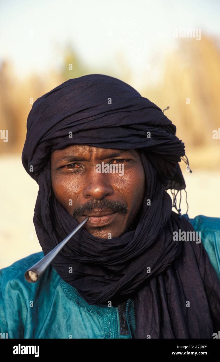 Tuareg, raucht seine Pfeife in der Wüste Sahara, Timbuktu, Mali Stockfoto