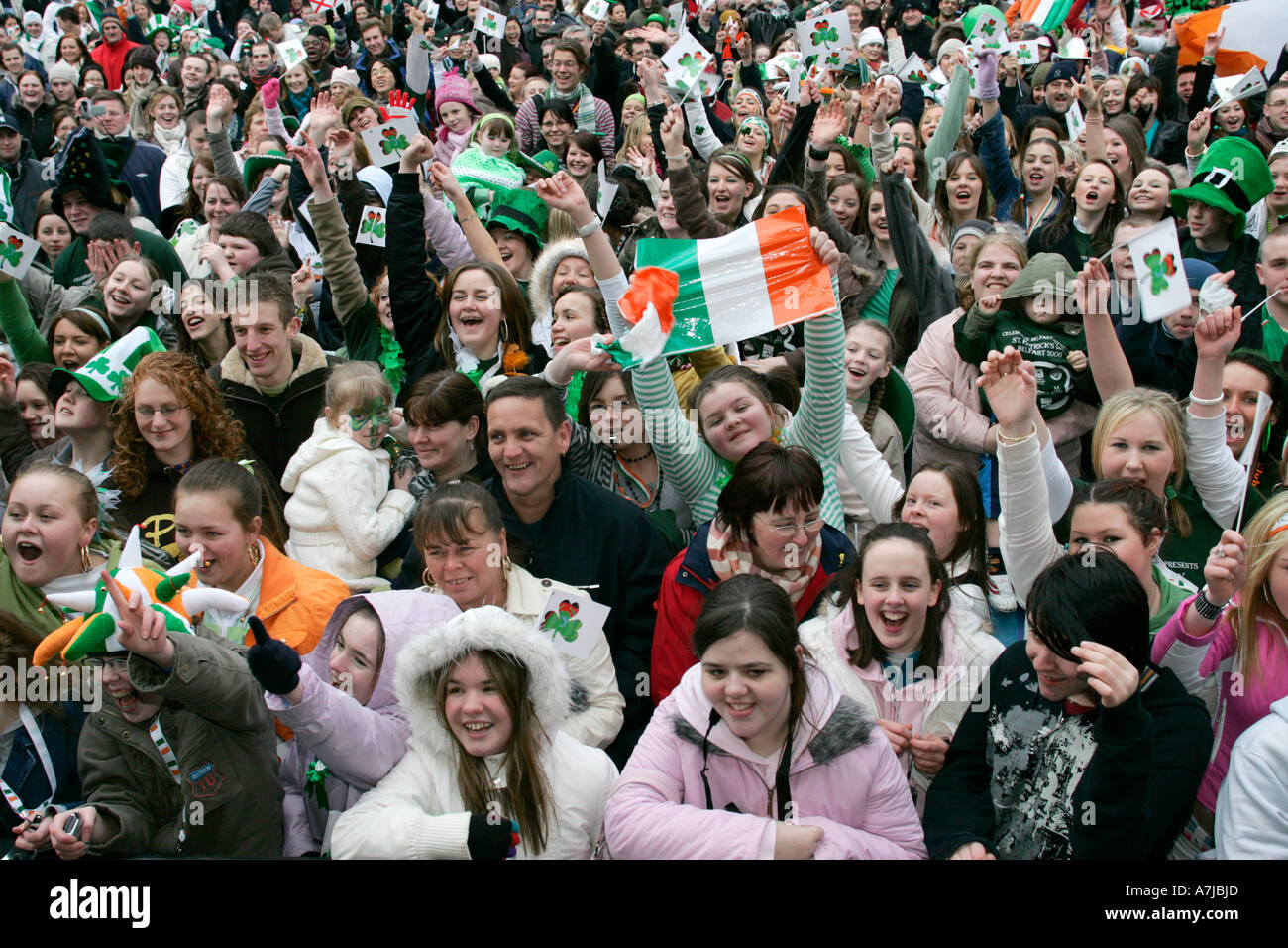 Nachtschwärmer tragen grün und wehende irische Trikolore im Custom House Platz beim Konzert für St Patricks Day Belfast Stockfoto