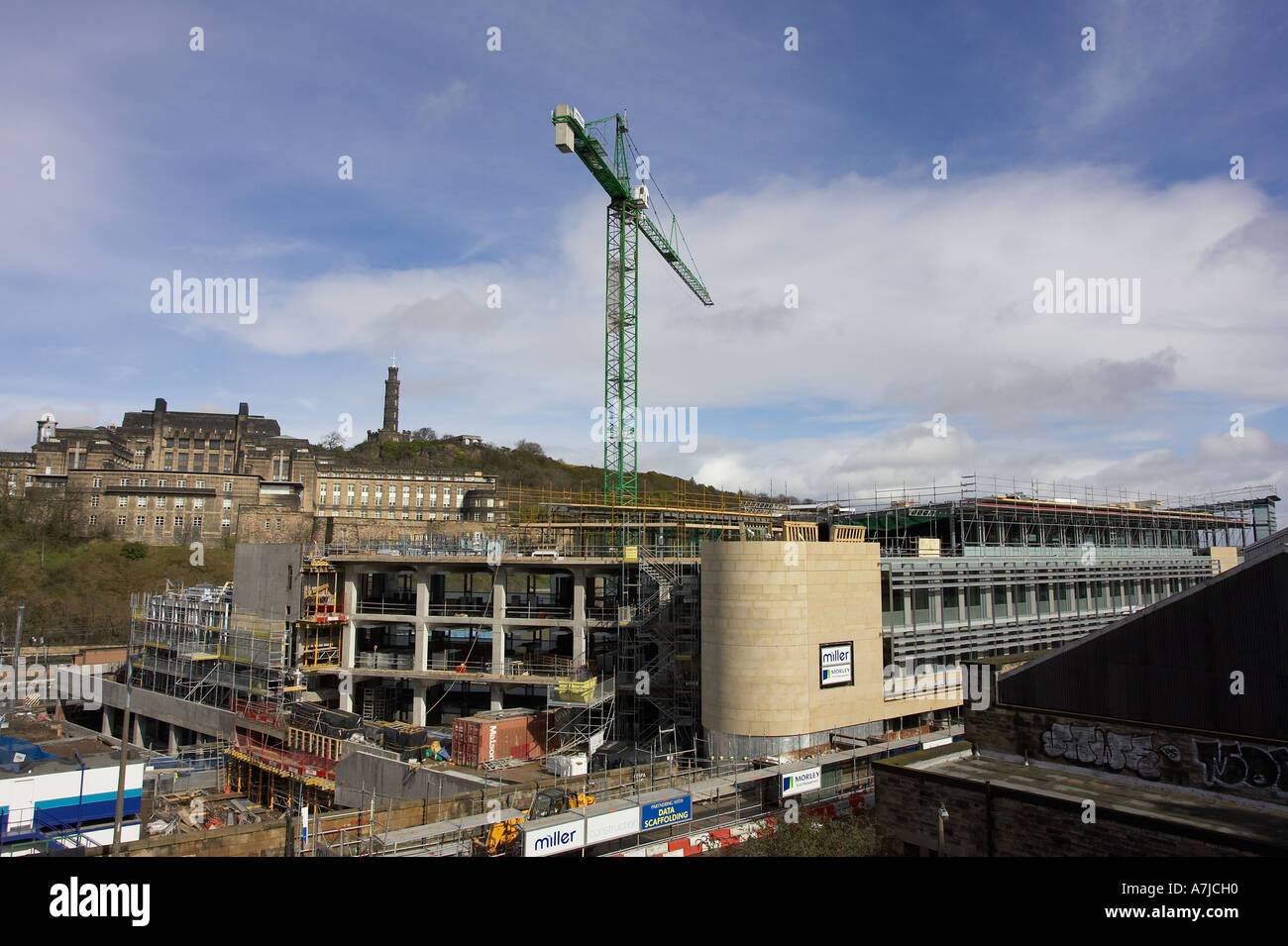 Bau laufend auf neue Stadt Edinburgh Waverley Hauptquartier des Rates bei Gericht mit Kran in einem bewölktem blauen Himmel über Baustelle Stockfoto