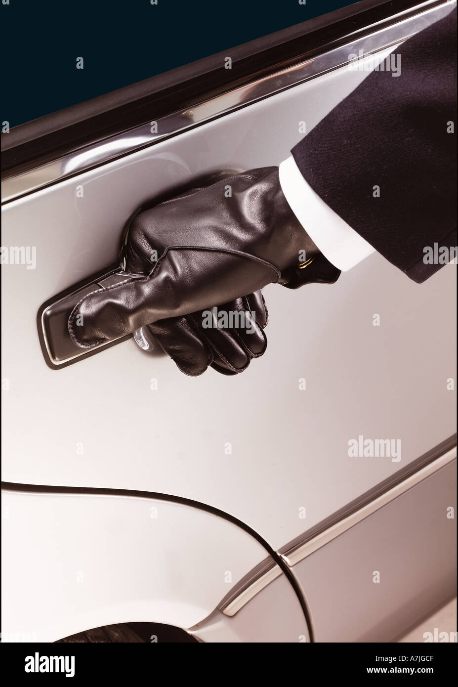 Türöffnung auf Luxus-Limousine Chauffeur Stockfoto