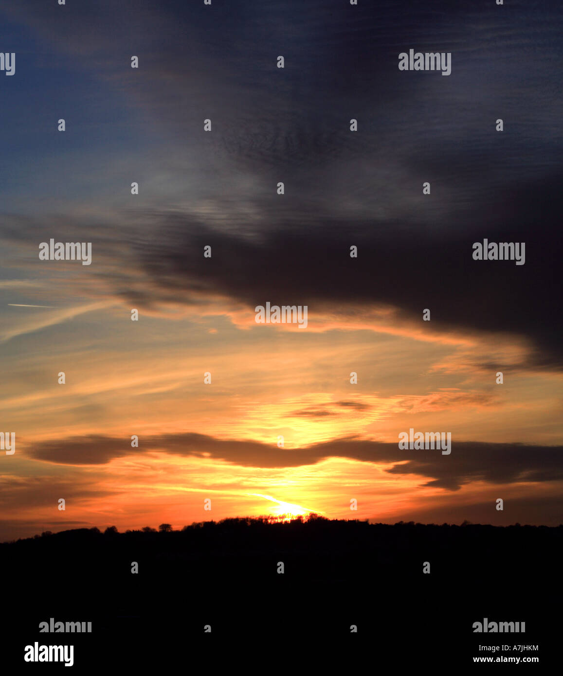 Unglaublich farbenfrohen Sonnenuntergang über Leeds, West Yorkshire Stockfoto
