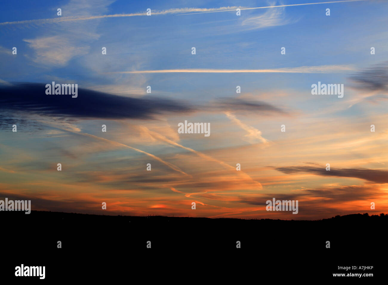 Unglaublich farbenfrohen Sonnenuntergang über Leeds, West Yorkshire Stockfoto