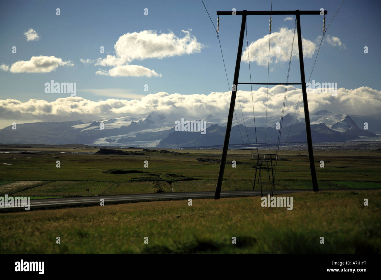 Leitungen über den Gletscher Islands Stockfoto